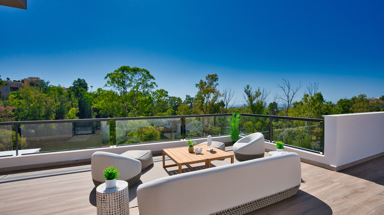 Marbella Lake, a modern development at the heart of Golf Valley in Nueva Andalucía.