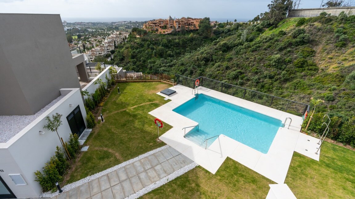 Marbella Lake, a modern development at the heart of Golf Valley in Nueva Andalucía.