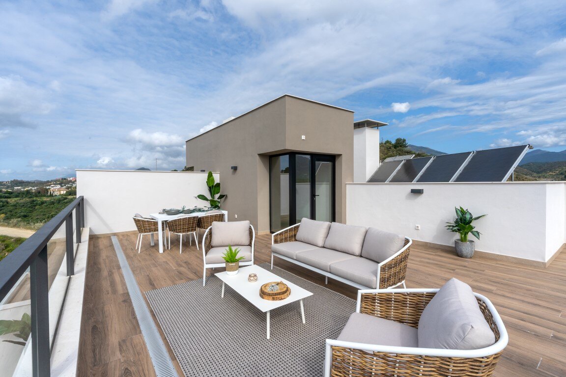 Marbella Lake, a modern development at the heart of Golf Valley in Nueva Andalucía.