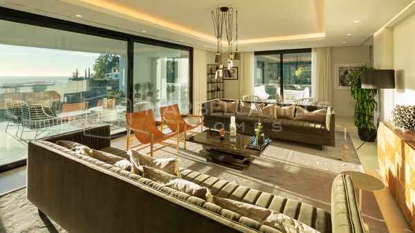 Spectacular 5 bedroom villa with stunning sea views in El Madroñal - Benahavis