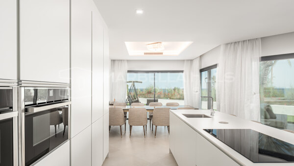 Maison de ville de luxe de 3 chambres en première ligne de plage avec vue panoramique - Estepona