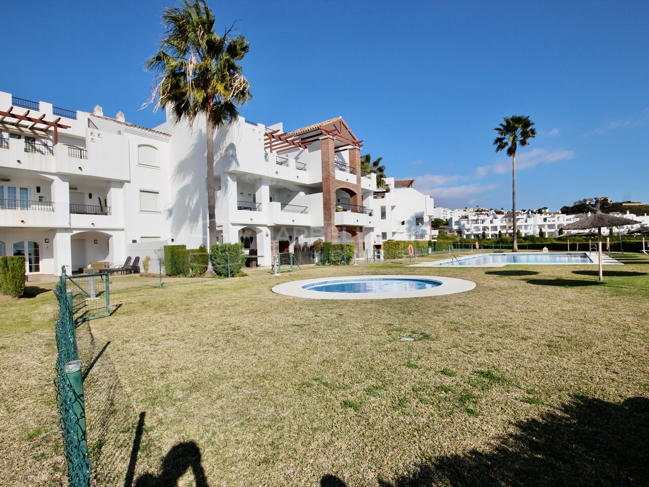 Precioso apartamento de 3 dormitorios con vistas al mar en Los Robles - Los Arqueros Golf