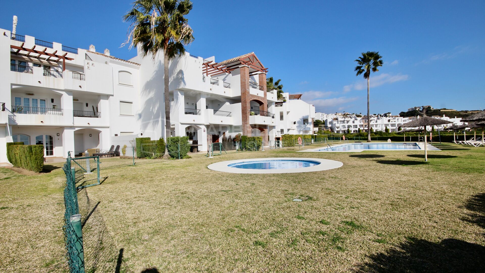 Precioso apartamento de 3 dormitorios con vistas al mar en Los Robles - Los Arqueros Golf