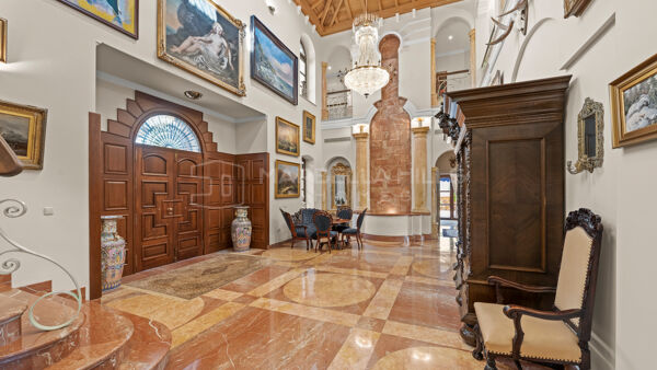 Imposant manoir classique de 6 chambres avec court de tennis privé à Nueva Andalucia