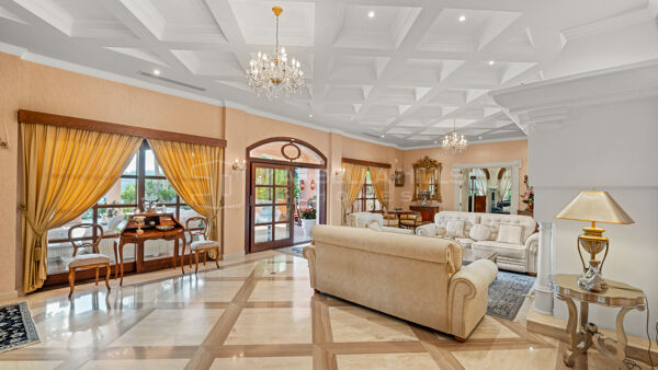 Imposant manoir classique de 6 chambres avec court de tennis privé à Nueva Andalucia