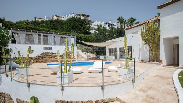 Grande villa familiale rénovée de 5 chambres dans une communauté fermée à Nueva Andalucia