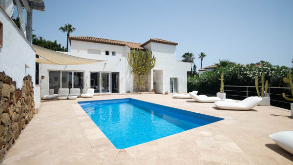 Grande villa familiale rénovée de 5 chambres dans une communauté fermée à Nueva Andalucia