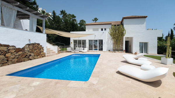 Grande villa familiale rénovée de 5 chambres dans une communauté fermée à Nueva Andalucia