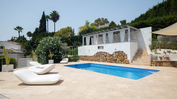 Grande villa familiale rénovée de 5 chambres dans une communauté fermée à Nueva Andalucia