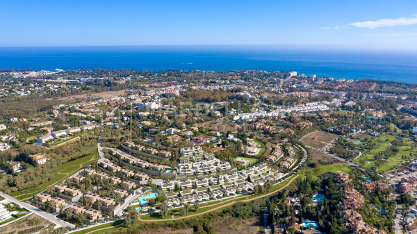 Maisons de ville de luxe prêtes à emménager à Atalaya, Estepona | Solarium, jardin privé et résidence sécurisée