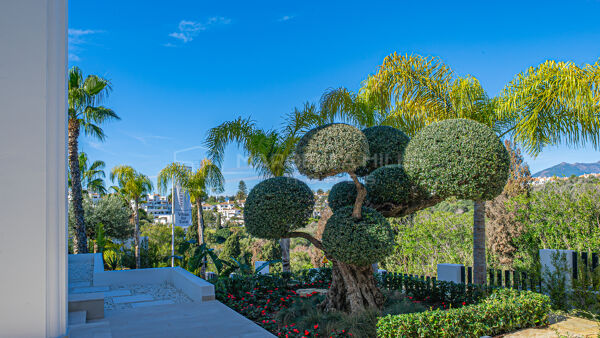 Elegant 6-Bedroom Villa in Las Lomas del Marbella Club – Panoramic Sea and Mountain Views