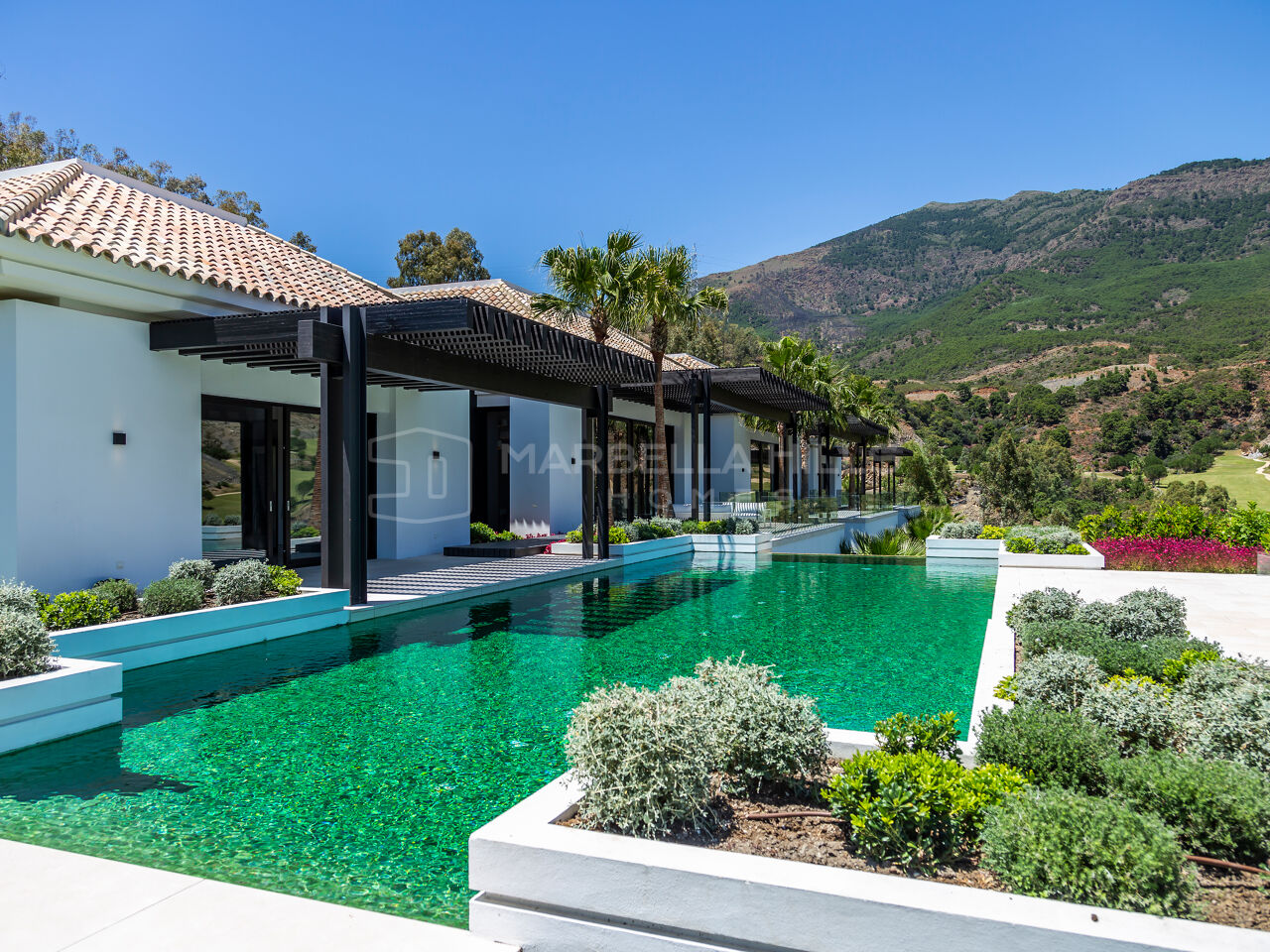 Exquisita villa de nueva construcción de 6 dormitorios con vistas panorámicas en La Zagaleta - Benahavis