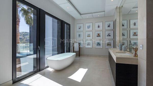 Exquisite 6 bedroom new build villa with panoramic views in La Zagaleta - Benahavis