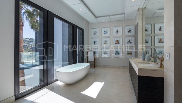 Exquisite 6 bedroom new build villa with panoramic views in La Zagaleta - Benahavis