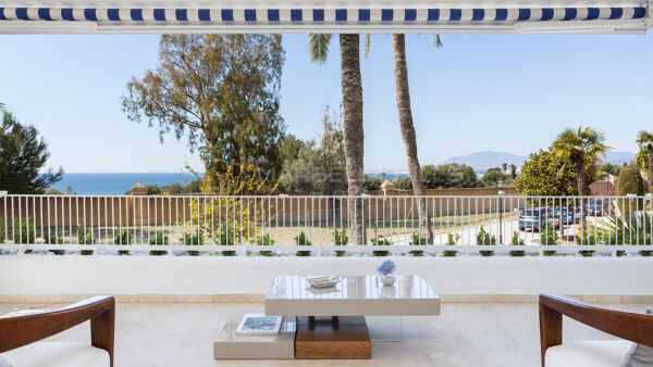 Magnífico ático reformado de 3 dormitorios con vistas al mar en Rio Real - Marbella Este