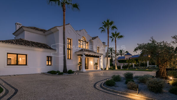 Villa de Lujo en Venta en La Cerquilla, Marbella | Vistas al Mar y Bienstar