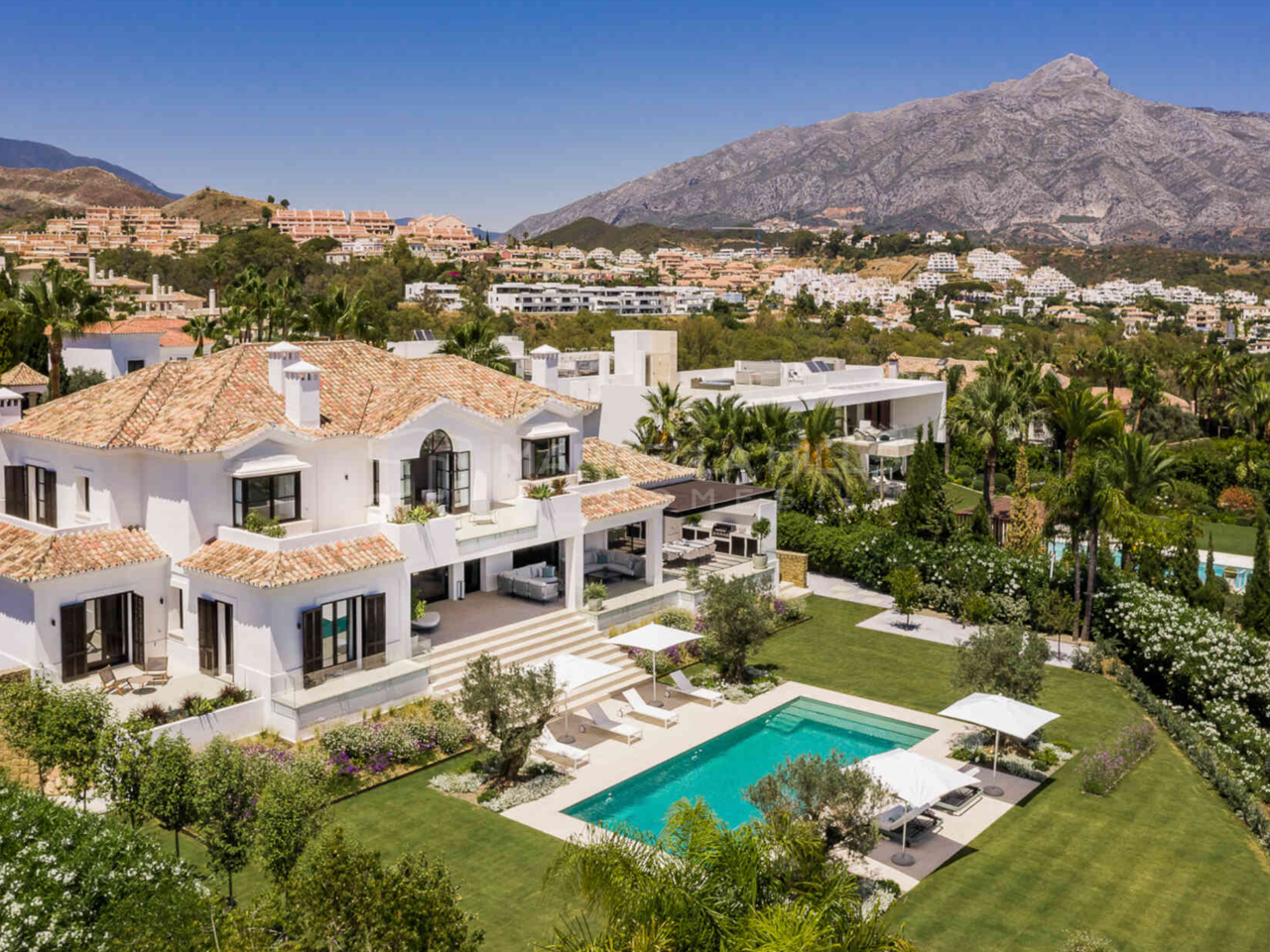 Villa de Lujo en Venta en La Cerquilla, Marbella | Vistas al Mar y Bienstar