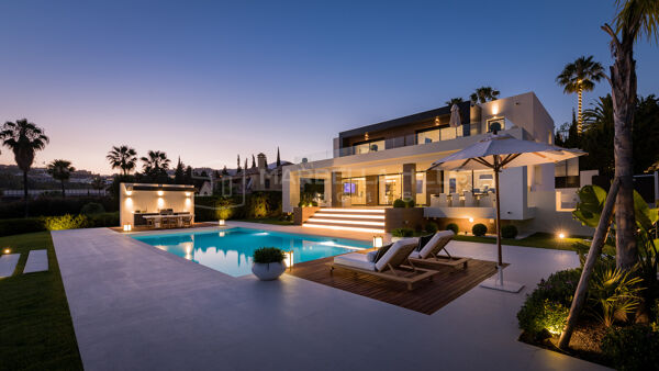 Unique 7 bedroom villa with sea views in Nueva Andalucia