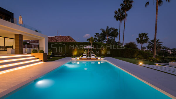 Villa única de 7 dormitorios con vistas al mar en Nueva Andalucía