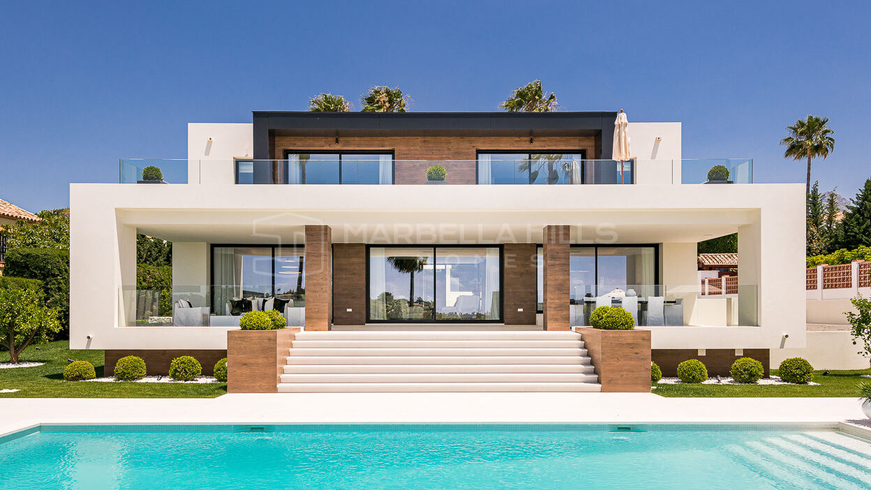 Unique 7 bedroom villa with sea views in Nueva Andalucia