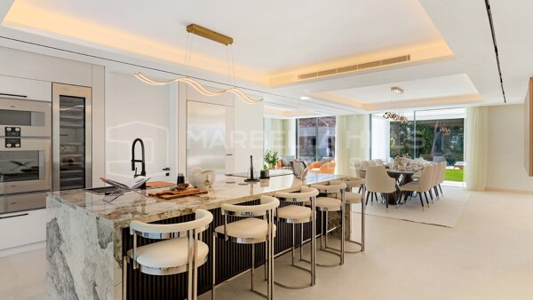 Villa moderna de 7 dormitorios en venta en La Quinta, Marbella con vistas al mar y al golf