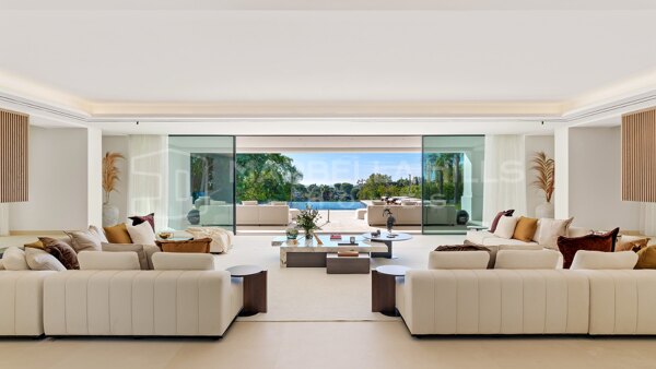 Villa moderna de 7 dormitorios en venta en La Quinta, Marbella con vistas al mar y al golf