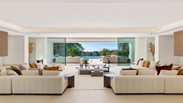 Villa moderna de 7 dormitorios en venta en La Quinta, Marbella con vistas al mar y al golf