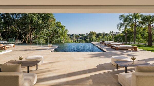 Villa moderna de 7 dormitorios en venta en La Quinta, Marbella con vistas al mar y al golf