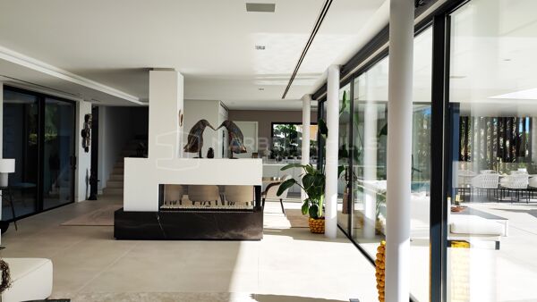 Remarkable 7 bedroom beachside Villa with sea views in Marbesa - Marbella East