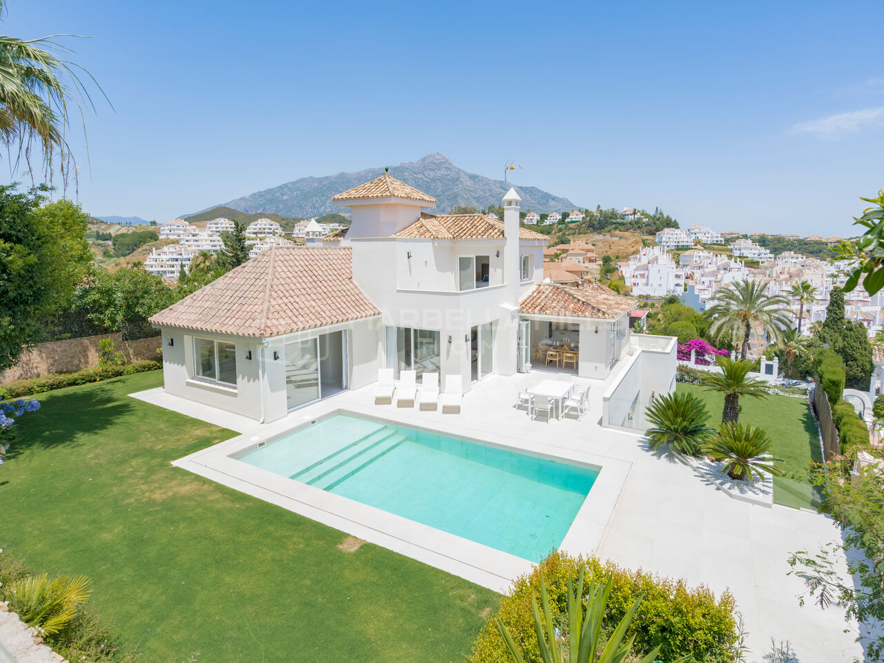Villa moderna de 4 dormitorios con encanto andaluz en el Valle del Golf - Nueva Andalucia