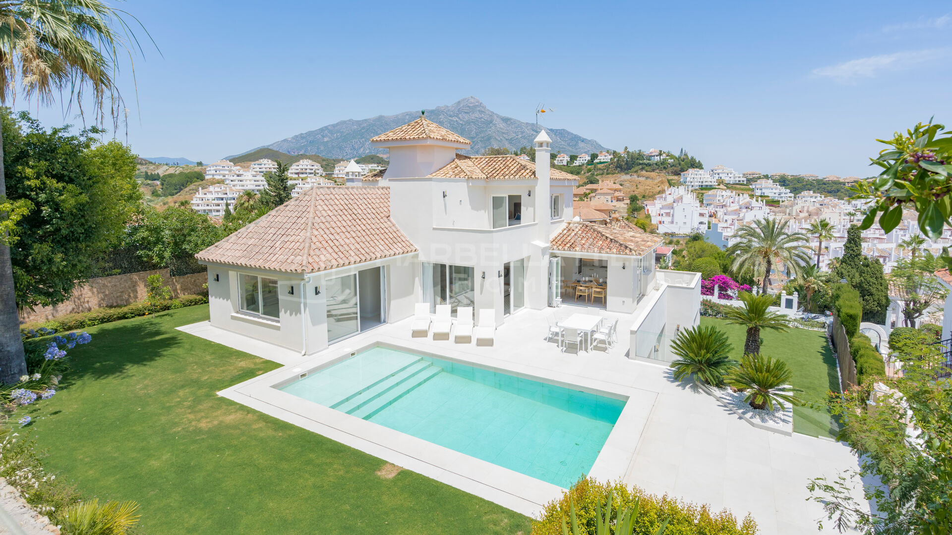 Moderne Villa mit 4 Schlafzimmern und andalusischem Charme im Golf Valley - Nueva Andalucia
