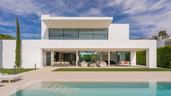Magnífica Villa a estrenar de 5 dormitorios con vistas al mar en la Milla de Oro - Marbella