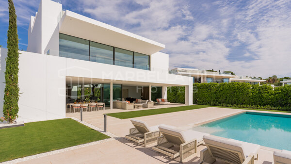 Magnífica Villa a estrenar de 5 dormitorios con vistas al mar en la Milla de Oro - Marbella