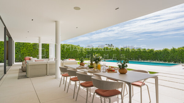 Magnífica Villa a estrenar de 5 dormitorios con vistas al mar en la Milla de Oro - Marbella