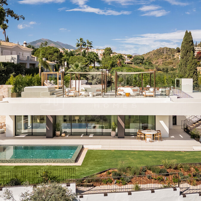 Outstanding 4 bedroom one level frontline golf Villa in Nueva Andalucia