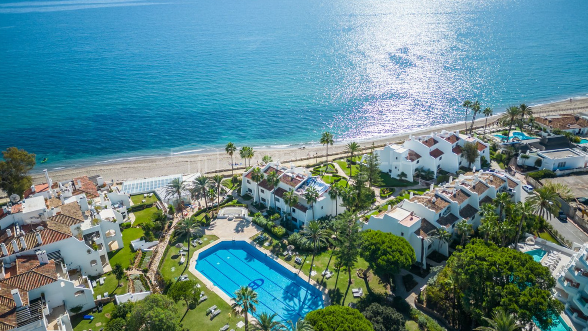 Casa adosada de lujo en venta en Coral Beach Marbella Milla de Oro, vivienda junto a la playa cerca de Puerto Banús