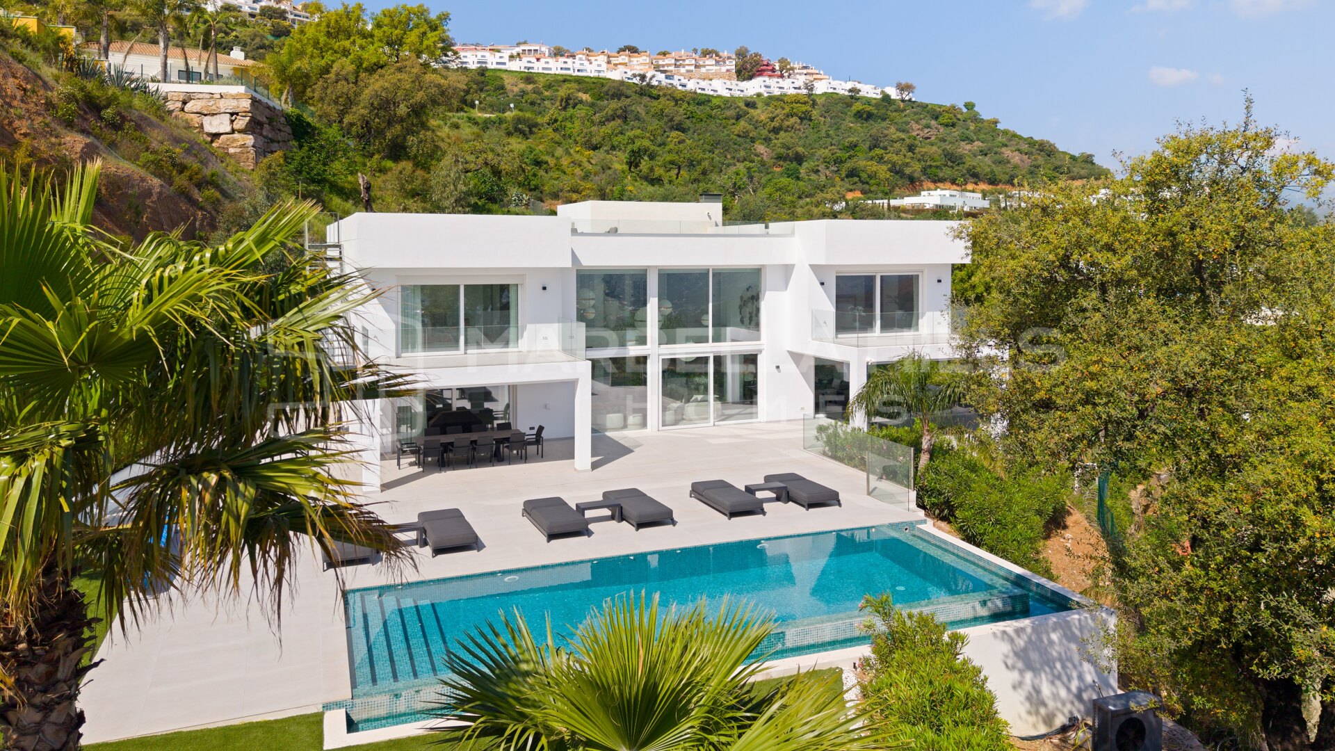 Villa Contemporaine de Luxe à Vendre à La Mairena, Marbella Est | Piscine à Débordement et Vue Panoramique sur la Mer