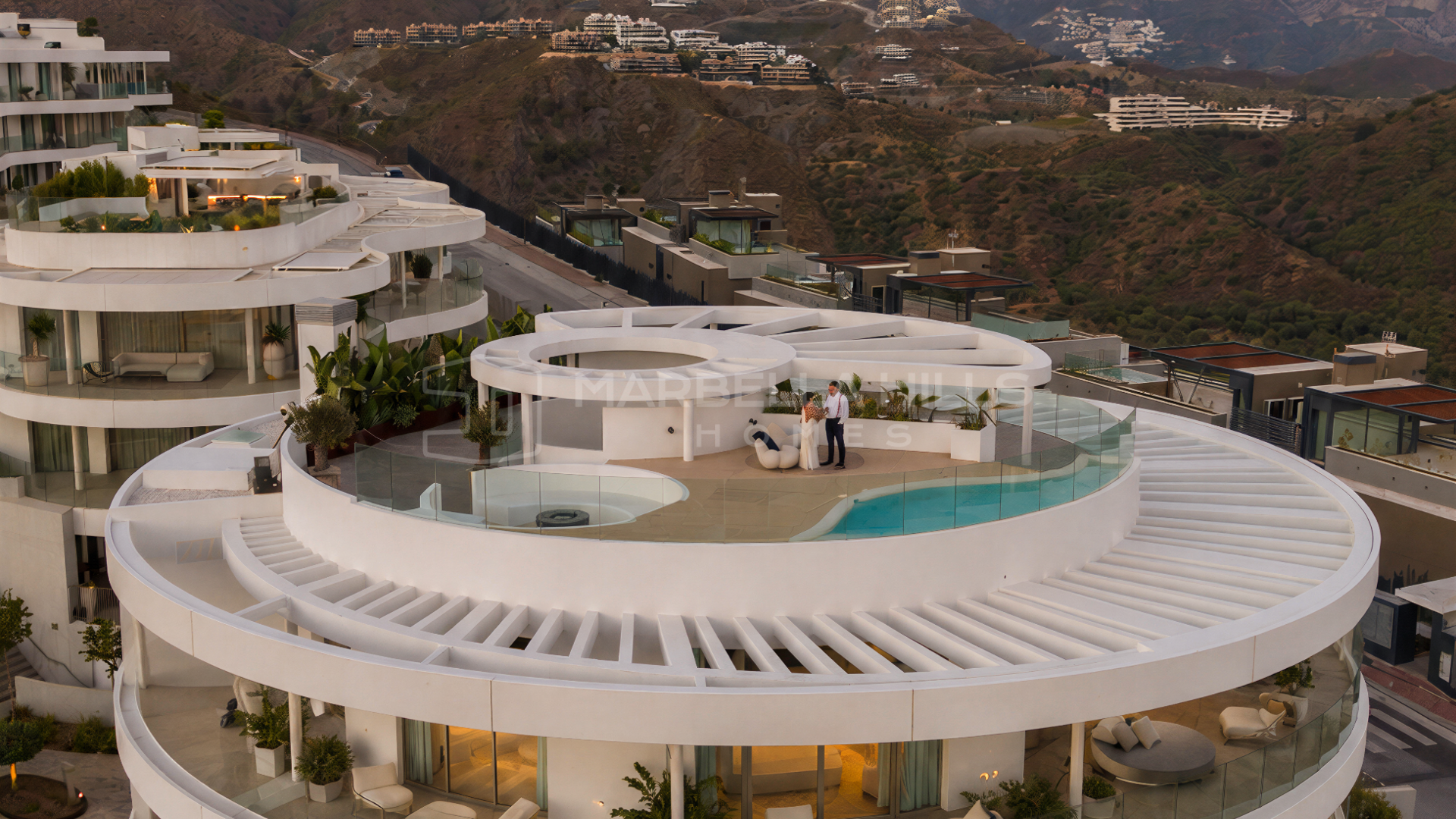 Exklusives Penthouse zum Verkauf in The View Marbella mit privatem Pool und Panoramablick