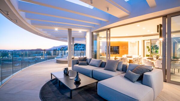 Exklusives Penthouse zum Verkauf in The View Marbella mit privatem Pool und Panoramablick