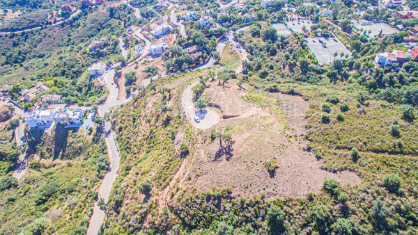 Oportunidad de Inversión: Enorme terreno para construir hasta 9 Villas con vistas panorámicas en La Mairena - Ojén