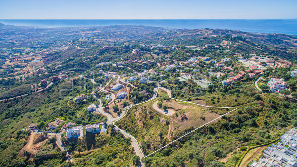 Oportunidad de Inversión: Enorme terreno para construir hasta 9 Villas con vistas panorámicas en La Mairena - Ojén