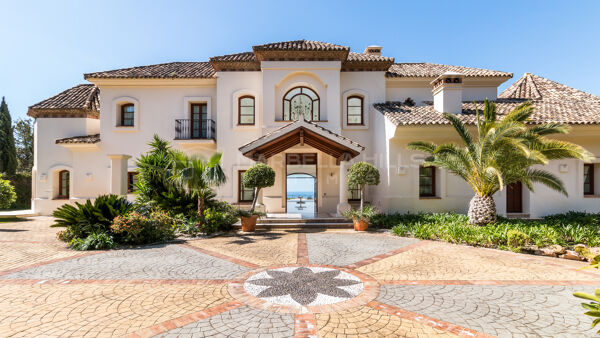 Luxusvilla zum Verkauf in Los Picos de Nagüeles an der Goldenen Meile von Marbella mit Meerblick