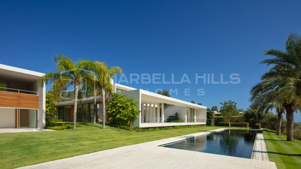 Espectacular Villa de 6 dormitorios en primera linea de golf y vistas al mar en Finca Cortesin - Casares