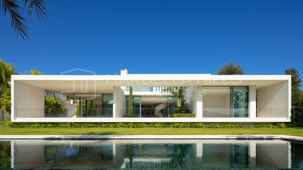 Espectacular Villa de 6 dormitorios en primera linea de golf y vistas al mar en Finca Cortesin - Casares
