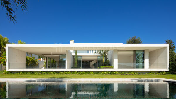 Espectacular Villa de 6 dormitorios en primera linea de golf y vistas al mar en Finca Cortesin - Casares