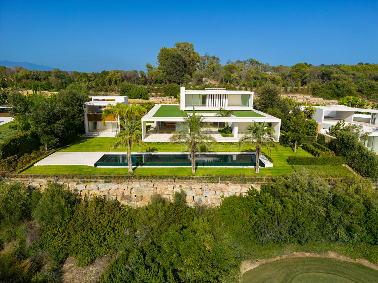 Spectacular 6-bedroom frontline golf villa with sea views in Finca Cortesin - Casares