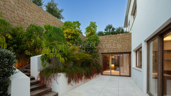 Fantastic 5 bedroom frontline golf villa with sea views in Finca Cortesin - Casares
