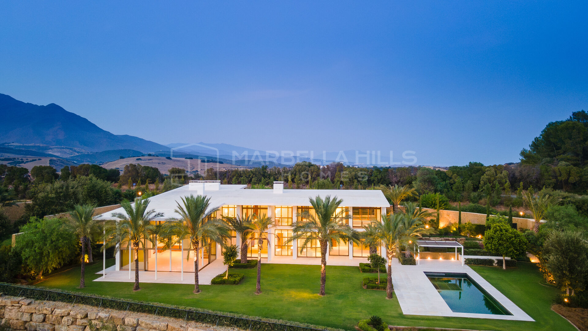 Fantastic 5 bedroom frontline golf villa with sea views in Finca Cortesin - Casares
