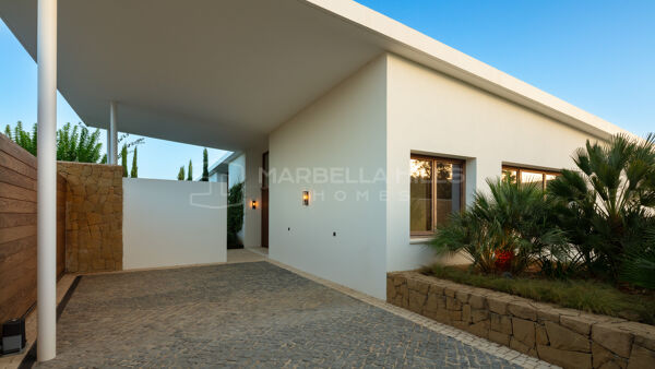 Fantastic 5 bedroom frontline golf villa with sea views in Finca Cortesin - Casares