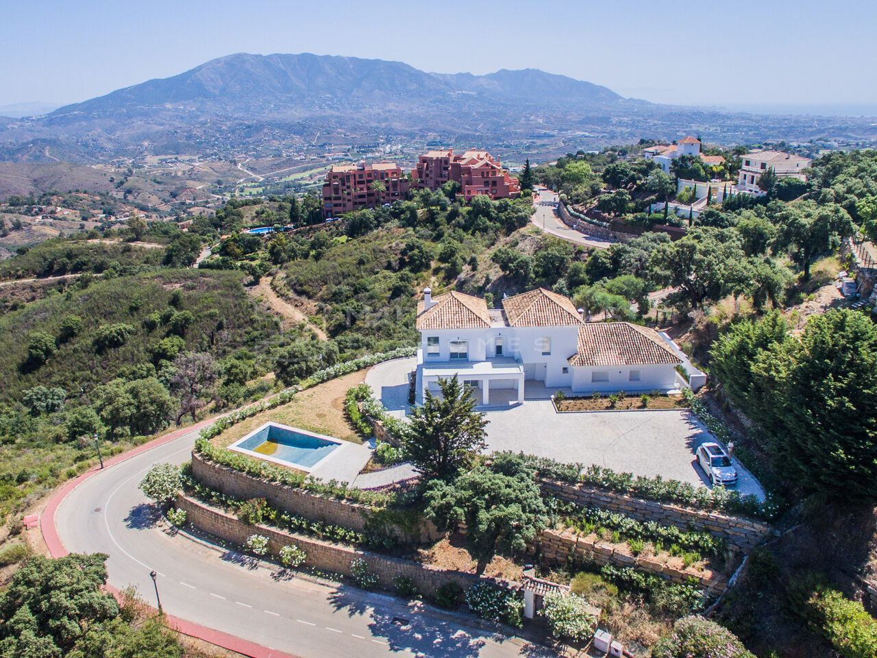 Villa contemporaine rénovée à vendre à La Mairena, Marbella, avec vues panoramiques et grand terrain privé